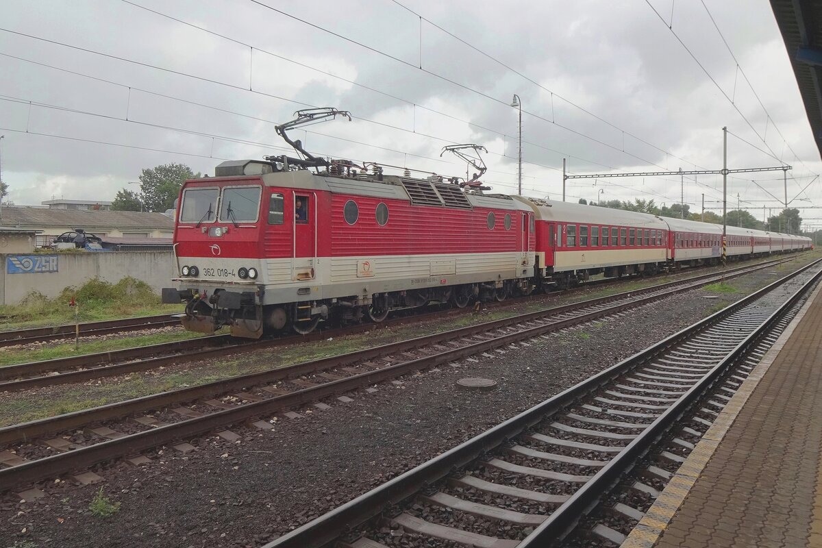 ZSSK 362 018 wartet in Bratislava Nove Mesto (=Pressburg Neustadt) auf neue Angaben -und vielleicht besseres Wetter am 27 Augustus 2021.