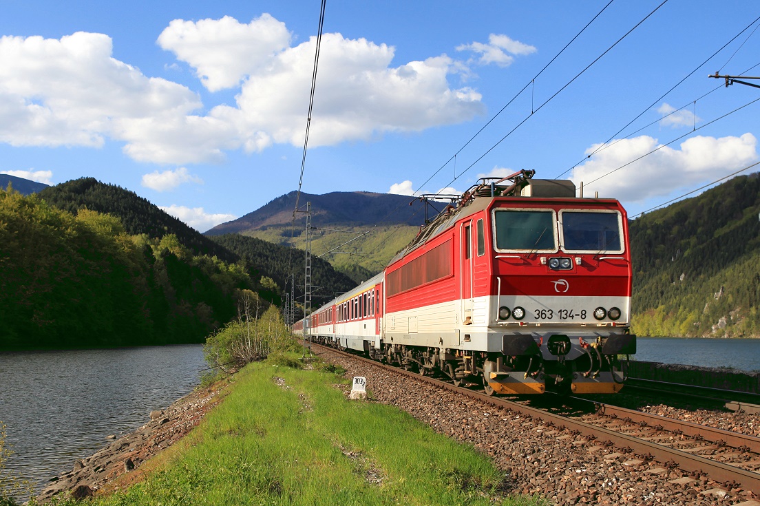 ZSSK 363 134 mit R610 bei Ratkovo, 29.04.2016.