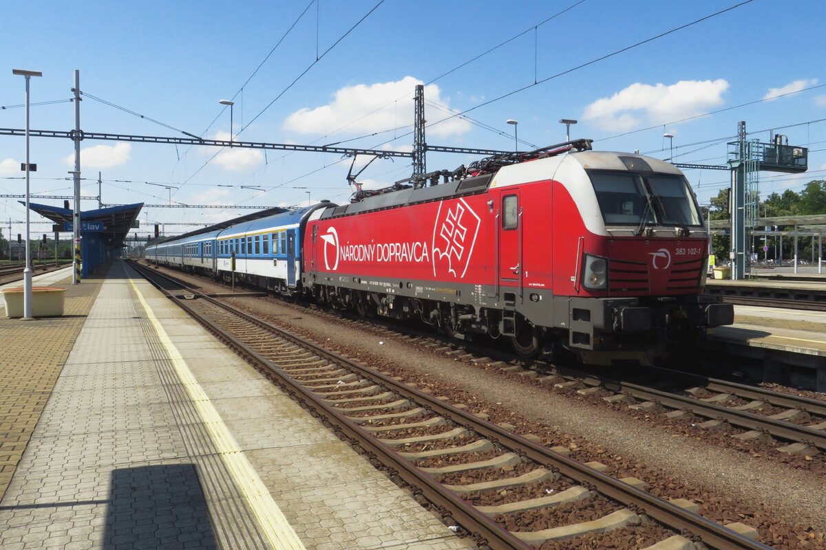 ZSSK 383 102 steht mit ein EC Sturovo-Praha hl.n. am 26 Juni 2022 in Breclav. 