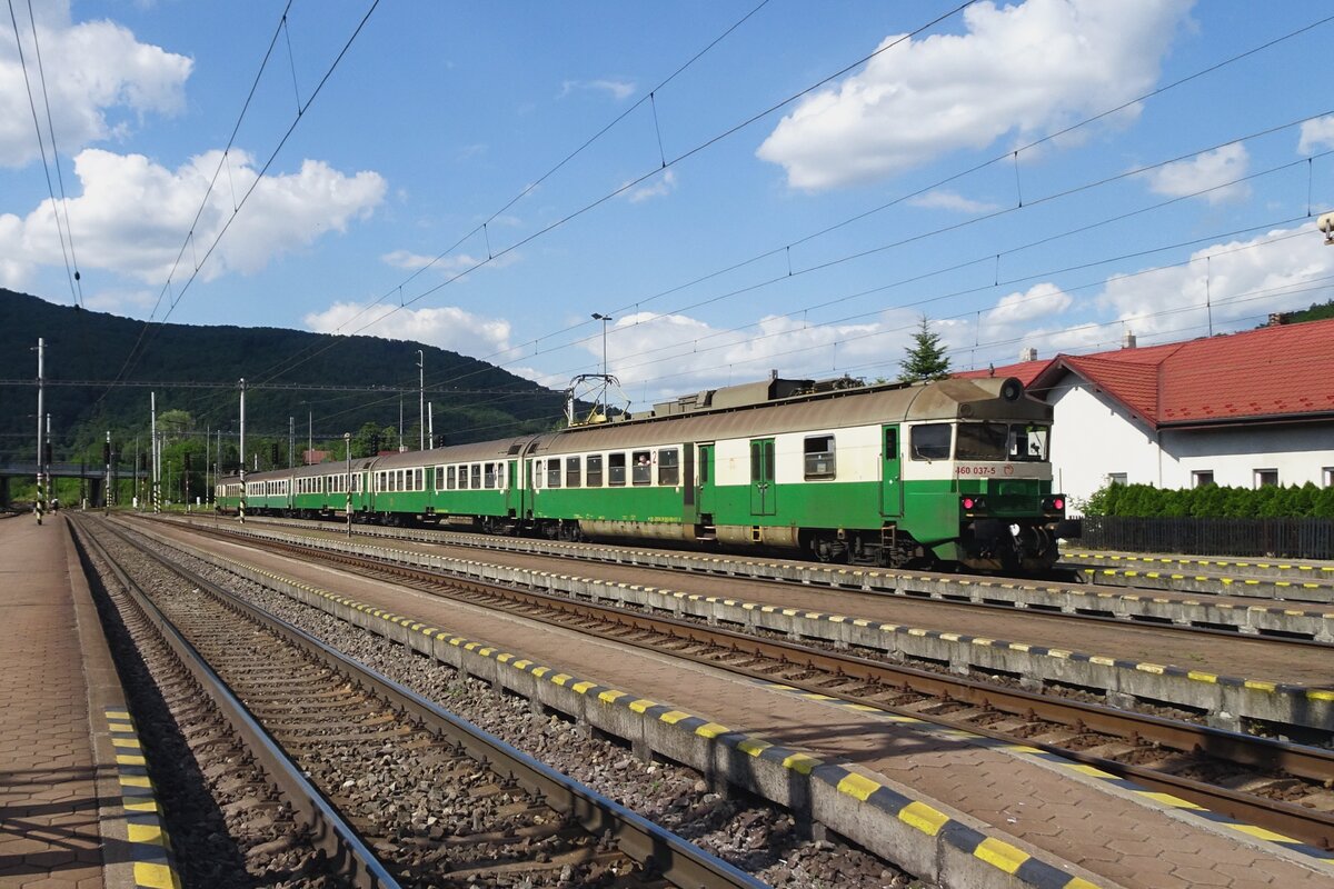 ZSSK 460 037 verlässt Kysak am 23 Juni 2022.