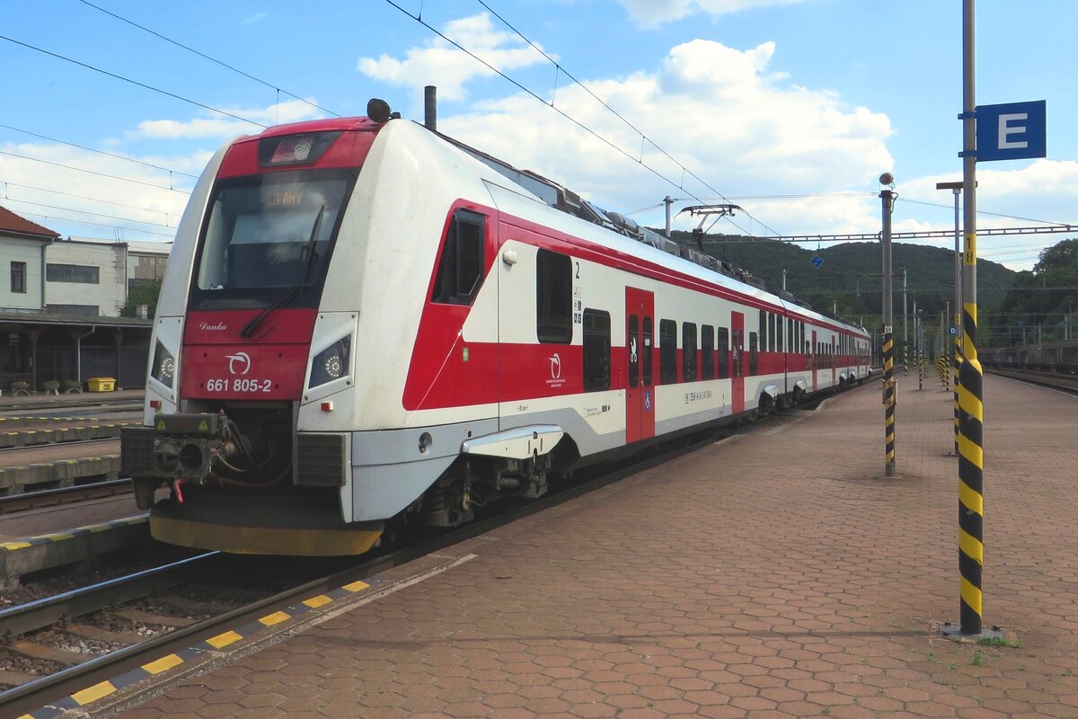 ZSSK 661 805 halt am 23 Juni 2022 in Kysak.