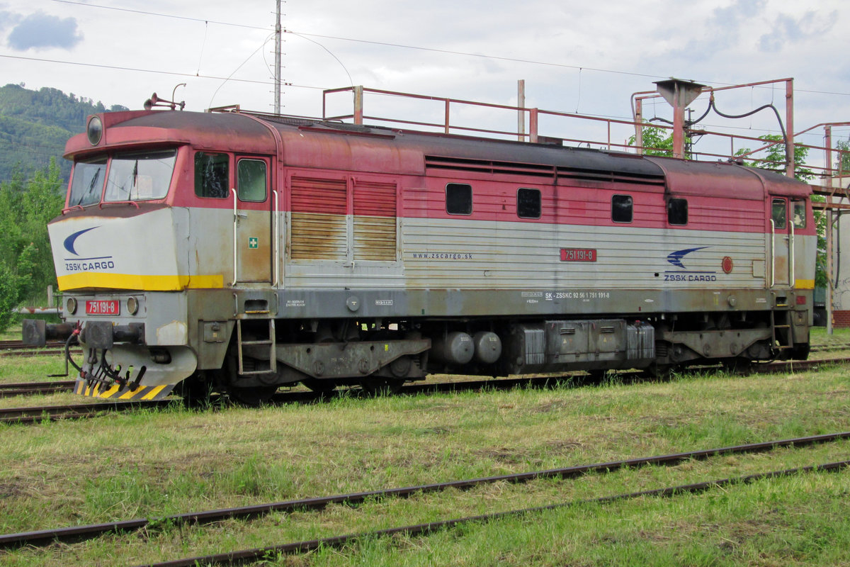 ZSSK 751 191 steht am 30 Mai 2015 in Vrutky Nakladi Stanica.