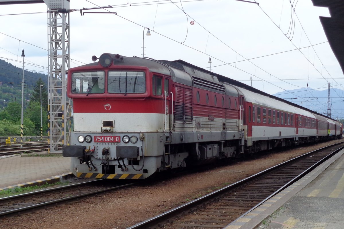 ZSSK 754 004 steht am 15 Mai 2018 mit ein Rychlyk in Zilina.