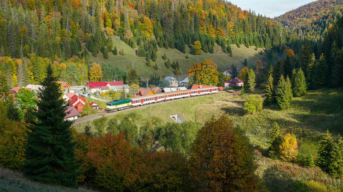 ZSSK 754 055 (in Retro-Farbgebung) mit REX 1782 von Margecany nach Banská Bystrica (Neusohl) hat am 07.10.2022 soeben Stratená verlassen. Ein Jahr später wurden die Lokbespannten Züge durch moderne VT der Baureihe 861 ersetzt