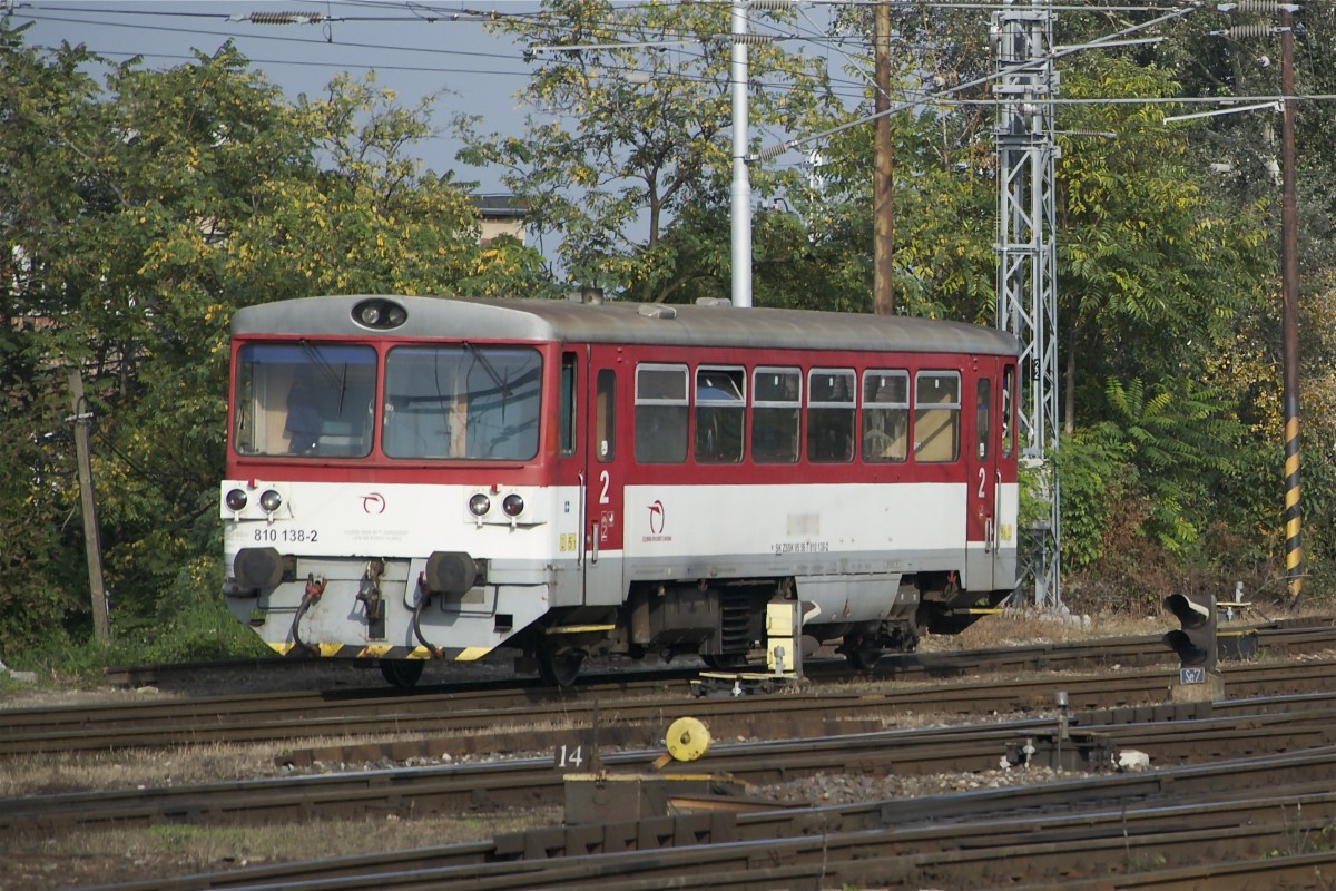 ZSSK 810 138 bei der Ausfahrt aus Bratislava Hl.St. am 13.10.2014