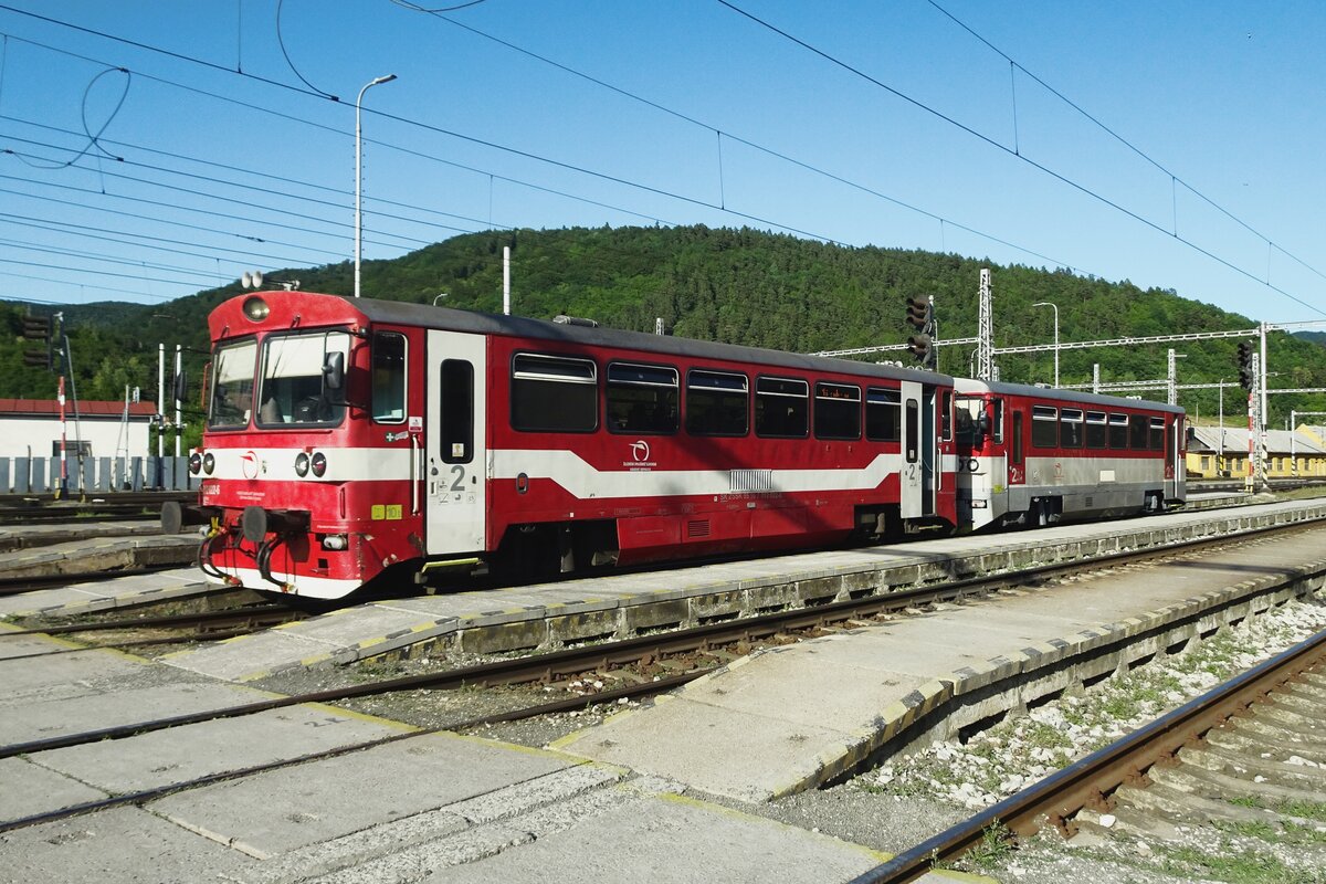 ZSSK 812 022 steht am 22 Juni 2022 in Margenacy und tragt noch die altere Farben.