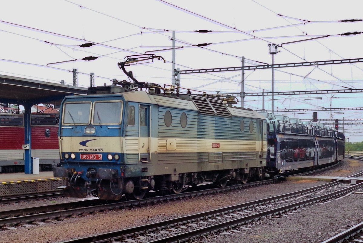 ZSSK Cargo 363 140 trötzt den regen beim durchfahren von Bratislava hl.st. am 19 September 2017.