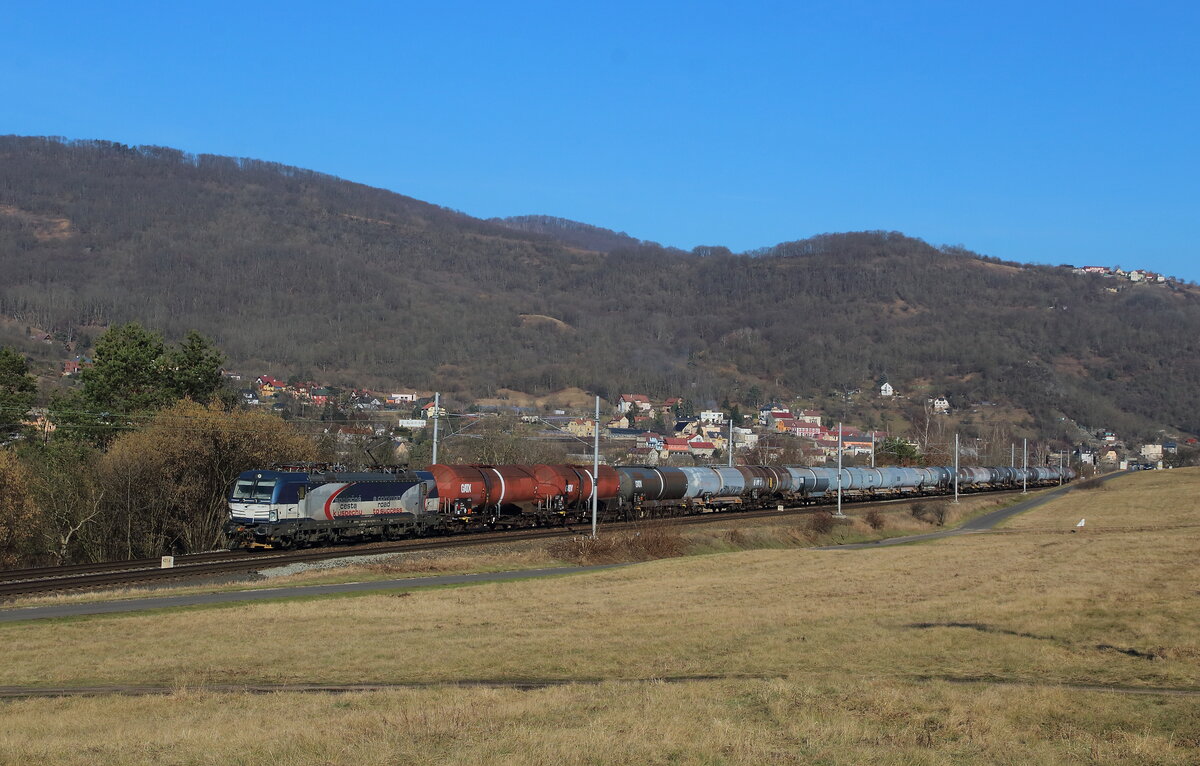 ZSSK Cargo 383 202 mit Kesselzug bei Sebuzin am 13.02.2022 auf dem Weg Richtung Melnik.