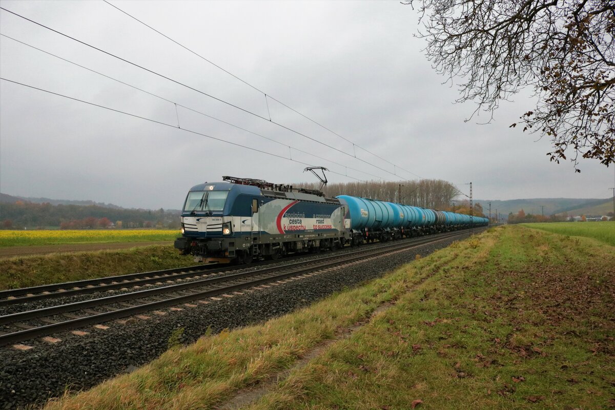 ZSSK Cargo Siemens Vectron 383 206-0 mit Kesselwagenzug in Retzbach Zellingen am 07.11.21