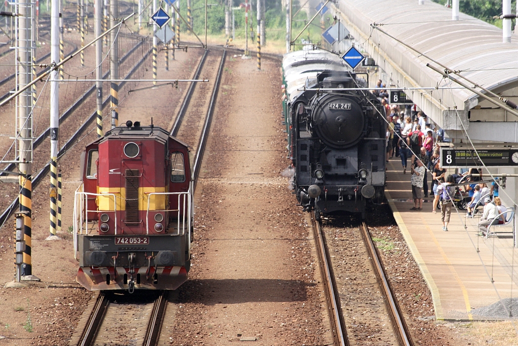 ZSSKC 742 053-2 wartet als Verschubreserve am 16.Juni 2018 in Bratislava-Petržalka auf ihre nächste Aufgabe während die 424.247 (UIC-Nr.: H-MNOS 90 55 0424 247-0) 
mit dem Sonderzug zum Eisenbahnmuseum in Bratislava východ auf die Abfahrt wartet.