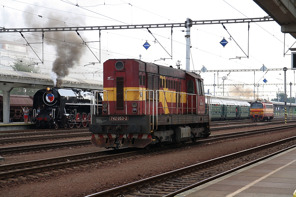 ZSSKC 742 053-2 wartet als Verschubreserve am 16.Juni 2018 in Bratislava-Petržalka auf ihre nächste Aufgabe während im Hintergrund die SK-ZSR 475 196 mit dem Sonderzug zum Eisenbahnmuseum in Bratislava východ auf die Abfahrt wartet.