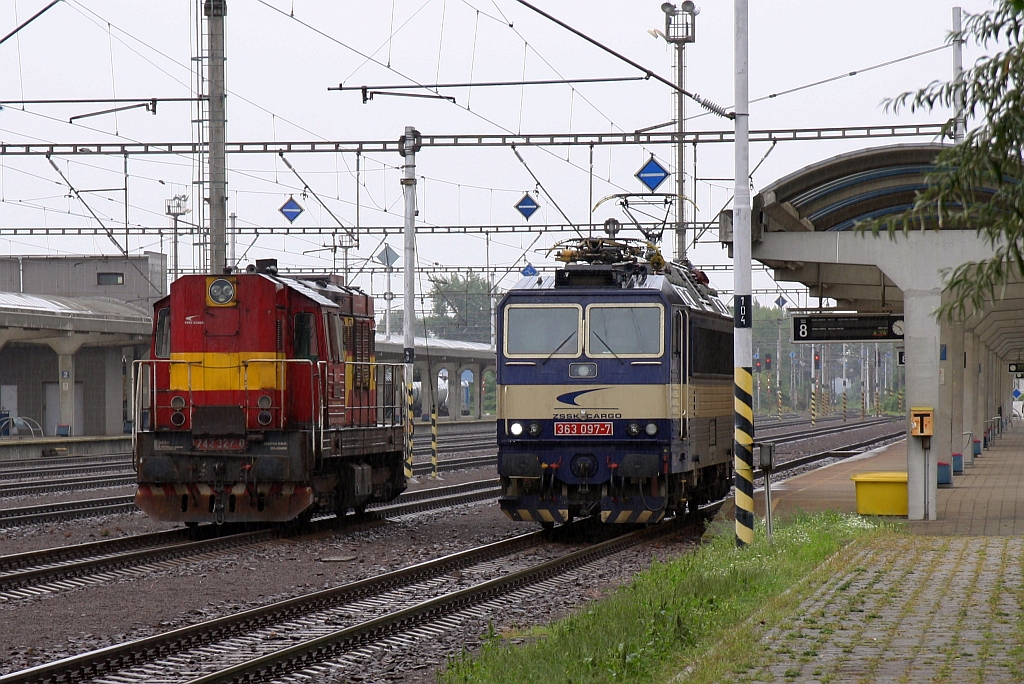 ZSSKC 742 327-0 und 363 097-7 am 06.September 2019 im Bahnhof Bratislava Petrzalka.