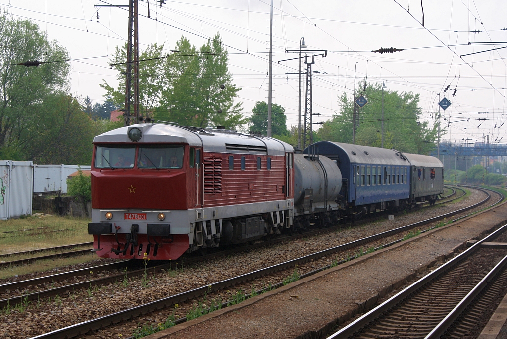 ZSSKC 751 201-5, vermietet an den Albatros-Klub Bratislava und angeschrieben als CSD T478 1201, am 12.April 2014 in Bratislava Lamač.