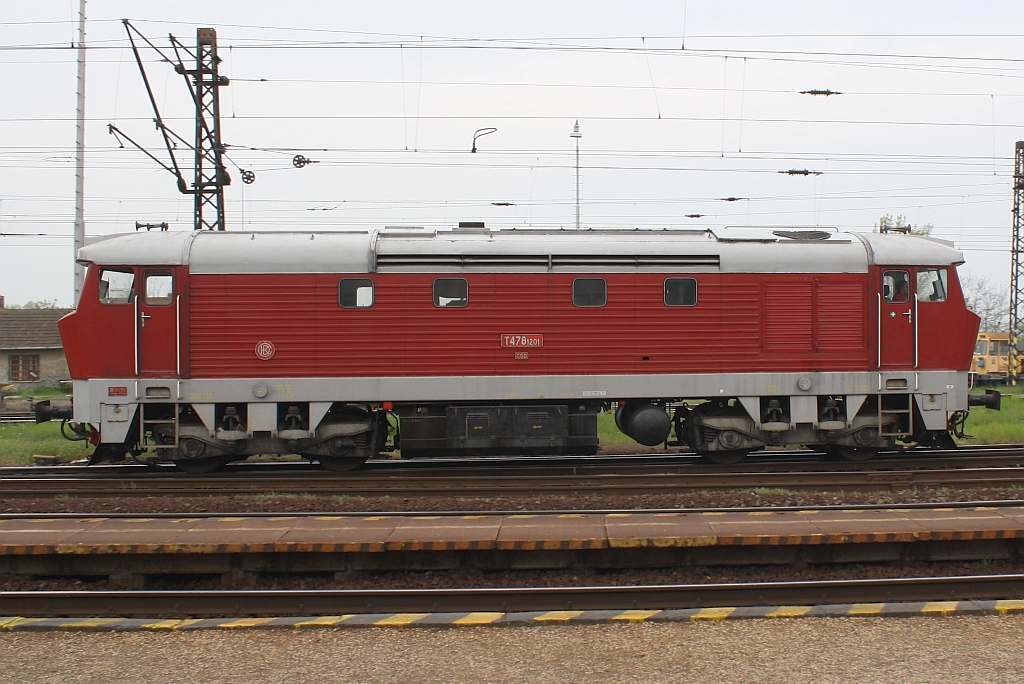 ZSSKC 751 201-5, vermietet an den Albatros-Klub Bratislava und angeschrieben als CSD T478 1201, am 12.April 2014 im Bf. Devinska Nova Ves.