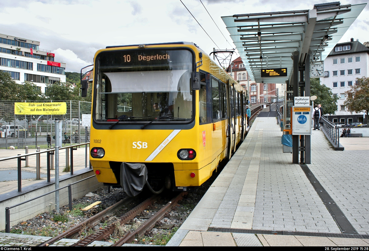 ZT 4, Wagen 1002  Degerloch , der Zahnradbahn Stuttgart (Stuttgarter Straßenbahnen AG | SSB) als Linie 10 nach Degerloch steht in der Starthaltestelle Marienplatz.
[28.9.2019 | 15:28 Uhr]