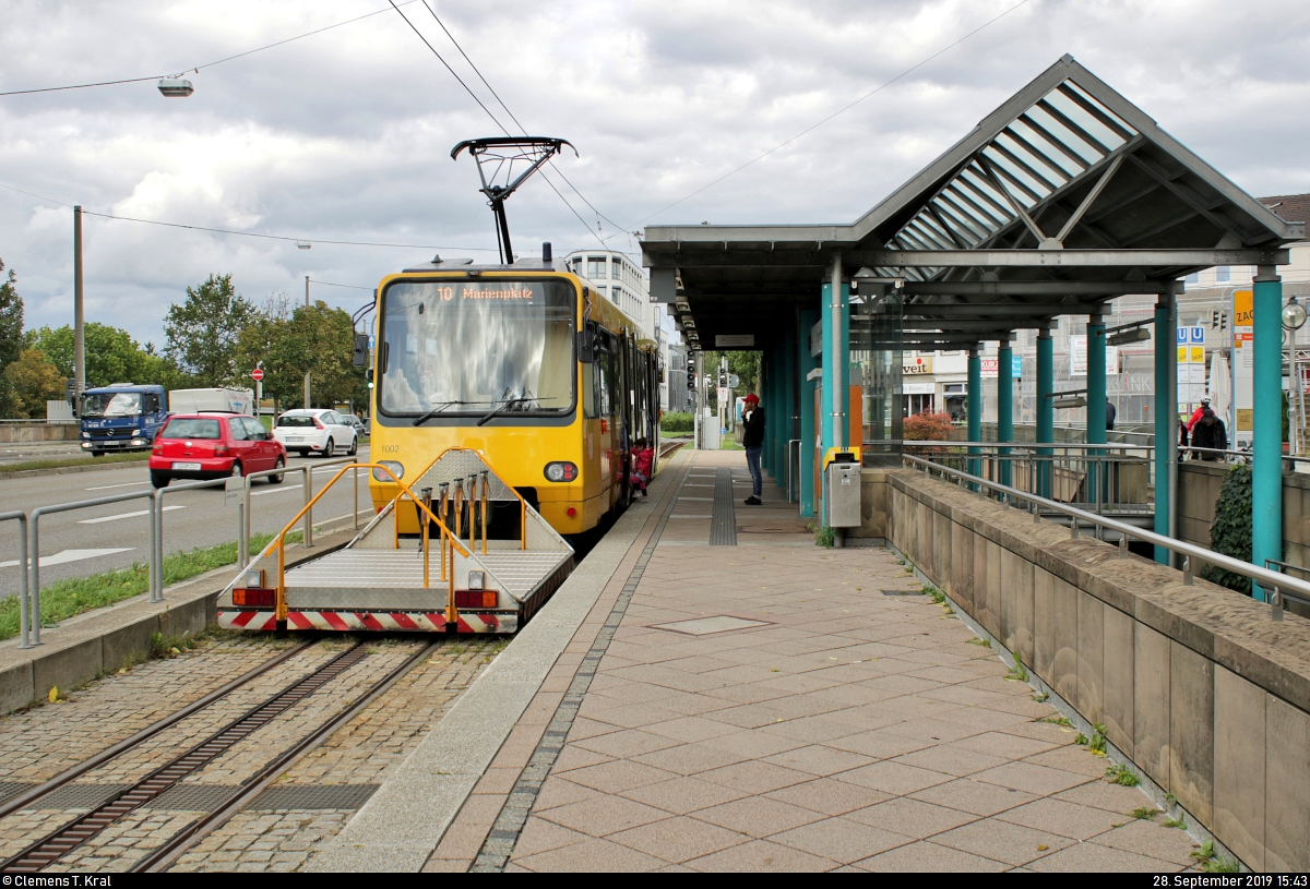 ZT 4, Wagen 1002  Degerloch , der Zahnradbahn Stuttgart (Stuttgarter Straßenbahnen AG | SSB) als Linie 10 nach Marienplatz steht in der Starthaltestelle Degerloch.
[28.9.2019 | 15:43 Uhr]