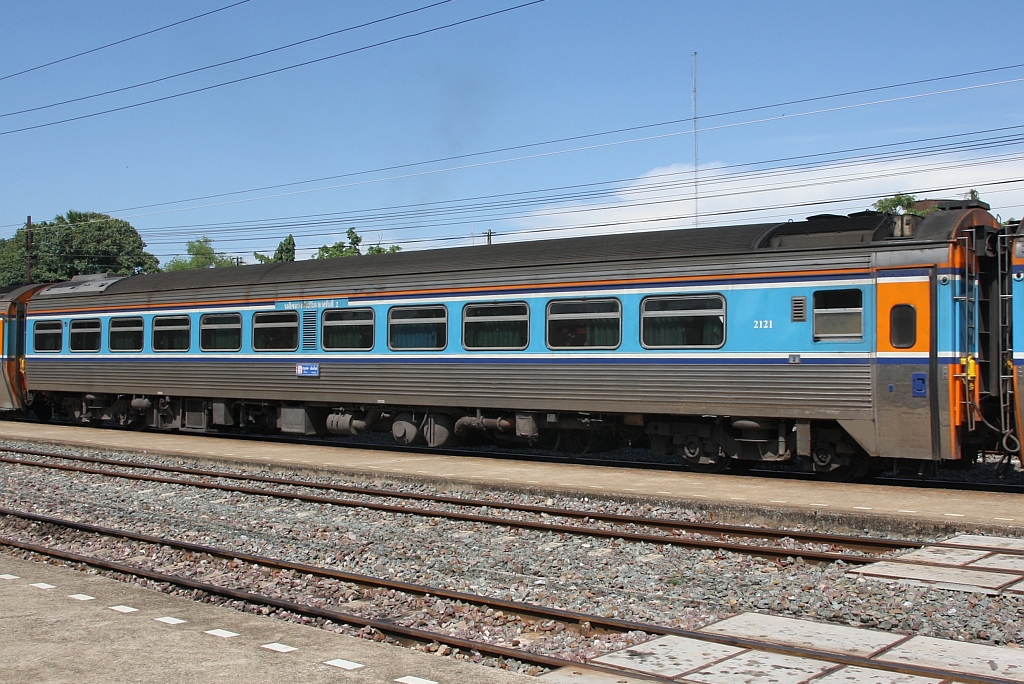 Zu den 12 Triebwagen APN.20 (SRT-Nr. 2513 - 2524) wurden von Daewoo Heavy Industries 1995 auch 8 Zwischenwagen (SRT-Nr. 2121-2128) geliefert. Das Bild zeigt den 2121 eingereiht im SP EXP 7 (Bangkok - Chiang Mai) am 19.Mai 2018 in der Sila At Station.