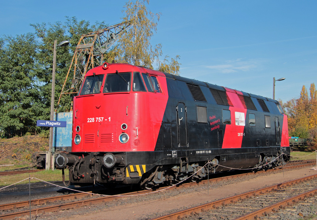Zu den 12.Leipziger Eisenbahntagen im Eisenbahnmuseum Leipzig war am 19.10.2013 eine Auswahl von Fahrzeugen des Erfurter Bahnservice zu sehen, hier die Diesellokomotive 228 757-1.