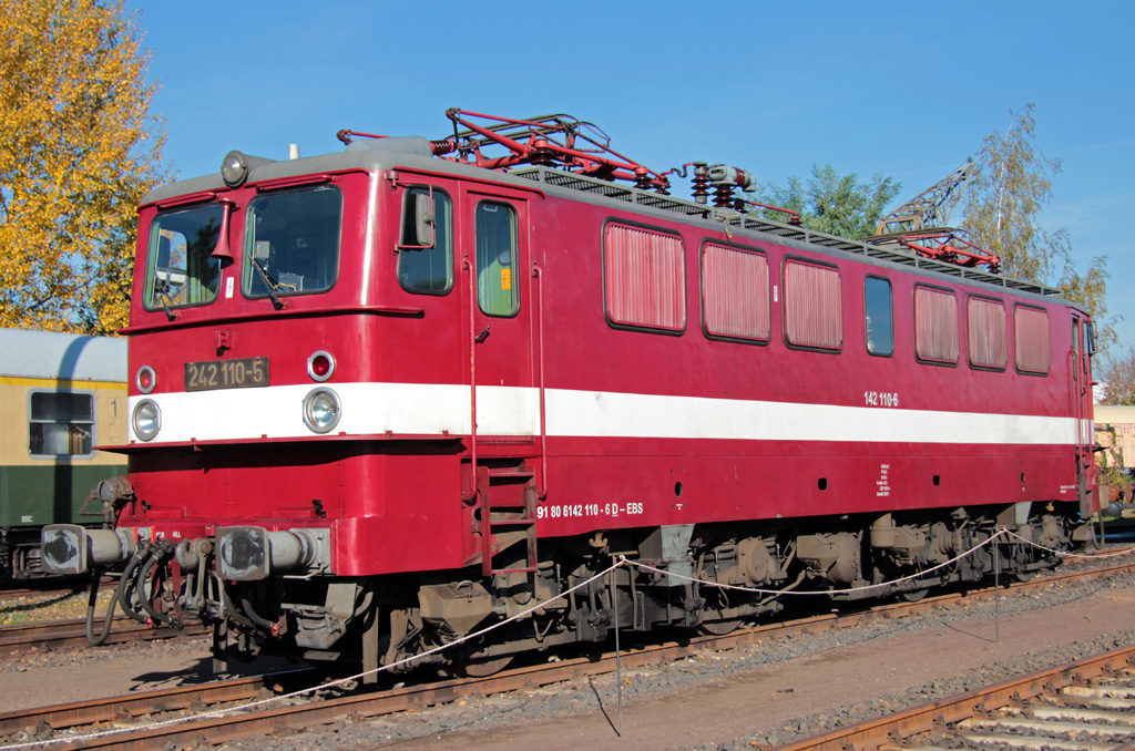 Zu den 12.Leipziger Eisenbahntagen im Eisenbahnmuseum Leipzig war am 19.10.2013 eine Auswahl von Fahrzeugen des Erfurter Bahnservice zu sehen, hier die Elektrolokomotive 242 110-5 (142 110-6).