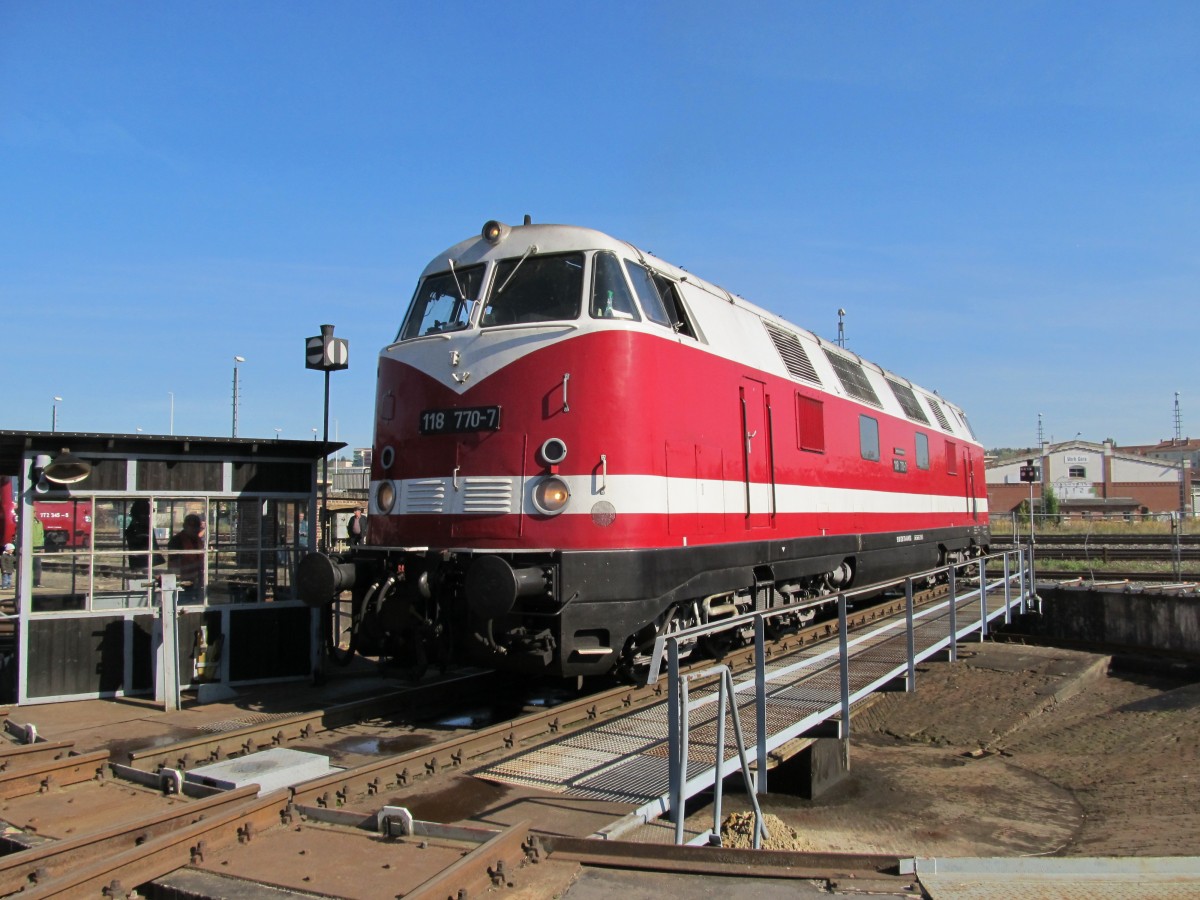 Zu den  3. Verkehrshistorischen Tagen  in Gera pr�sentierte sich am 28.09.2013 118 770-7 u. a. auf der Drehscheibe sowie bei F�hrerstandsmitfahrten.