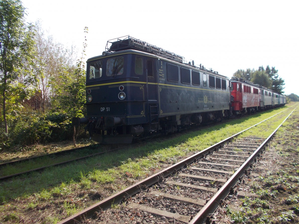Zu den abgestellten E-Lok`s in Meyenburg zählt auch die frühre 142 157 die zuletzt als DP-51 unterwegs war.Aufnahme am 28.September 2014.