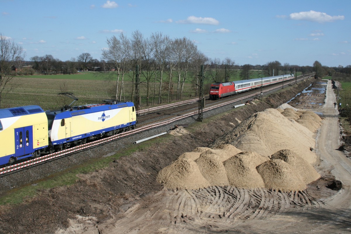 Zu Beginn der Arbeiten zum dreigleisigen Streckenausbau begegnen sich ME 146-06 mit ME 80949 (Hamburg–Gttingen) und 101 031 mit IC 2374 (Karlsruhe–Hamburg) am 02.04.2010 zwischen Ashausen und Winsen (Luhe)