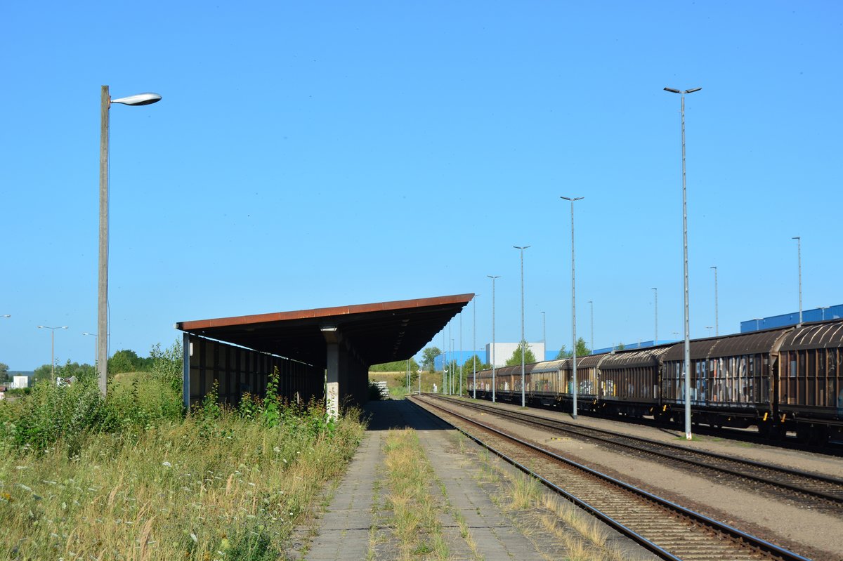 Zu DDR war auf der Strecke Stendal - Niedergörne neben Güterverkehr auch Personenverkehr unterwegs. Durch den Bau des Kernkraftwerks ab 1972 wurde die Strecke für den Güter und Personenverkehr 1977 neuaufgebaut und erlangte durch die Großbaustelle und die vielen Arbeiter eine wichtige Bedeutung. Nach der Wende wurde der Bau des Kernkraftwerks eingestellt. Bis 1995 verkehrten hier noch Personenzüge zuletzt noch 2 Zugpaare am Tag. Heute ist der Bahnsteig und das Bahnhofsgebäude der letzte Überrest der hier an Personenverkehr erinnert. Komplett unnversehrt lediglich verwachsen zeigte sich der Bahnsteig samt Bahnsteigdach am 23.7.19. 
Das Bild wurde vom alten Zugang zum Bahnsteig gemacht und war öffentlich begehbar und nicht abgesperrt.

Niedergörne 23.07.2019