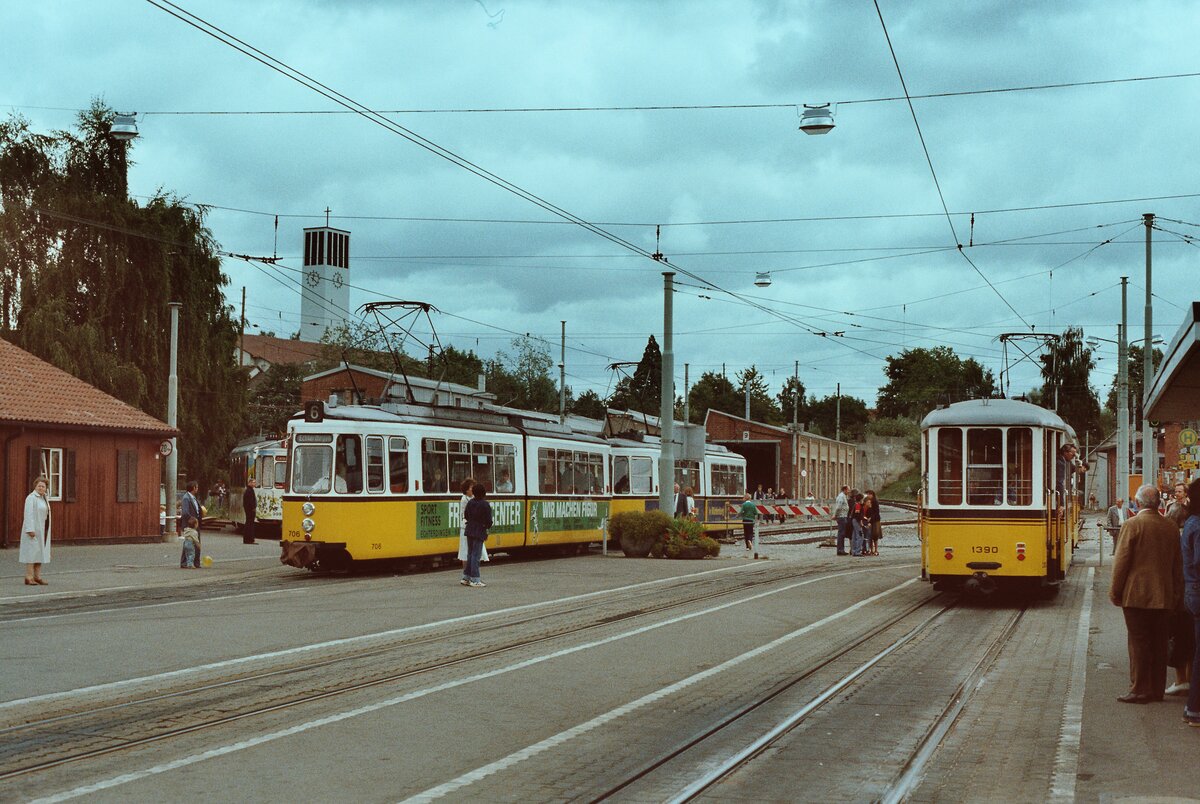 Zu Ehren des Beginns des neuen Stadtbahnzeitalters in Stuttgart gab es am 04.09.1983 auf den Gleisen der SSB einige Sonderfahrten:  Dem Bahnhof M�hringen fehlten hier noch die Hochbahnsteige (GT4 Zug der Linie 6 und rechts von ihm ein historischer Stra�enbahnzug).