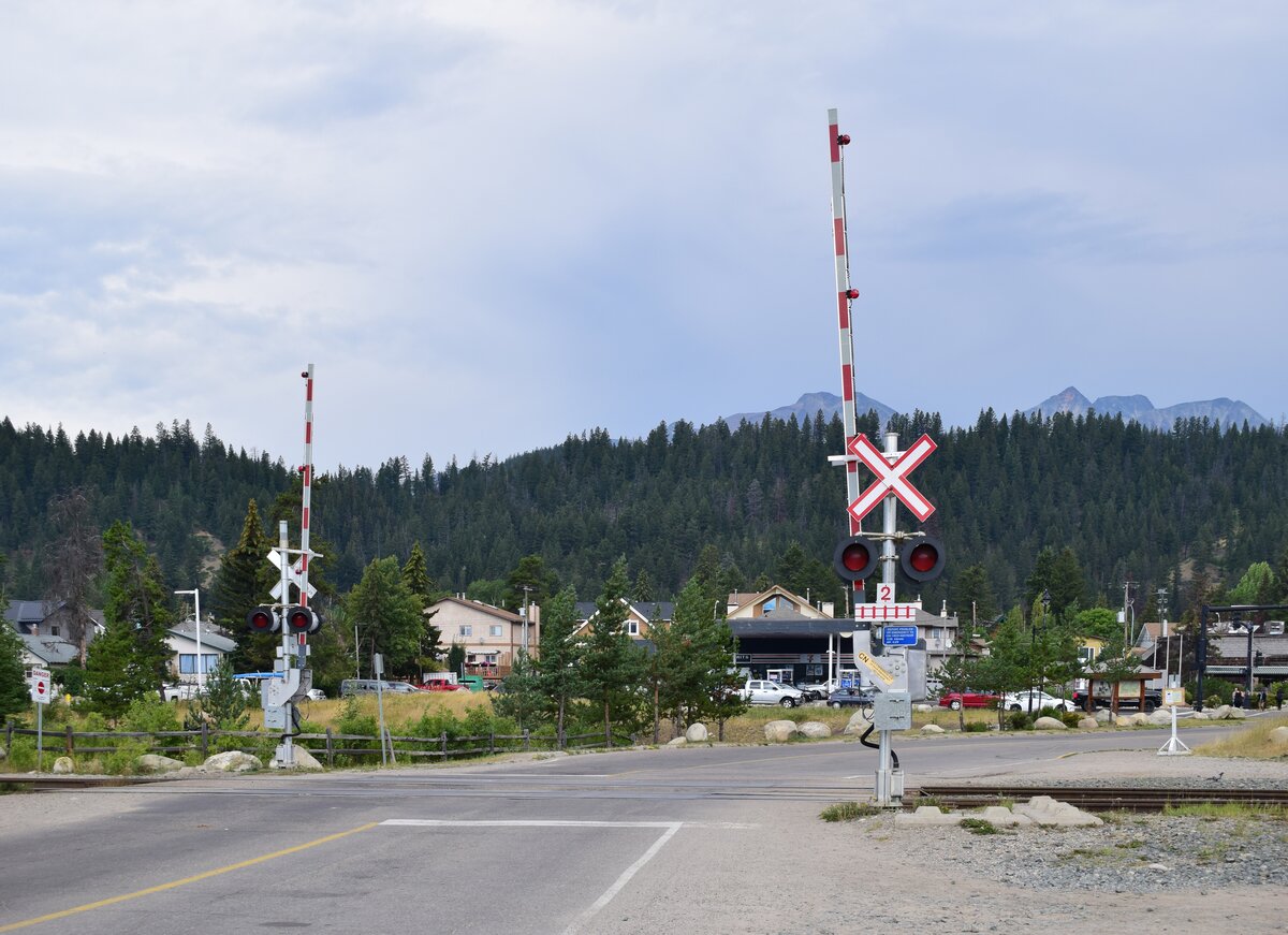 Zu einen Urlaub in Amerika gehört selbstverständlich auf ein Bild von einem Bahnübergang. Hersteller der BÜ Anlage ist Siemens.

Jasper 19.08.2022