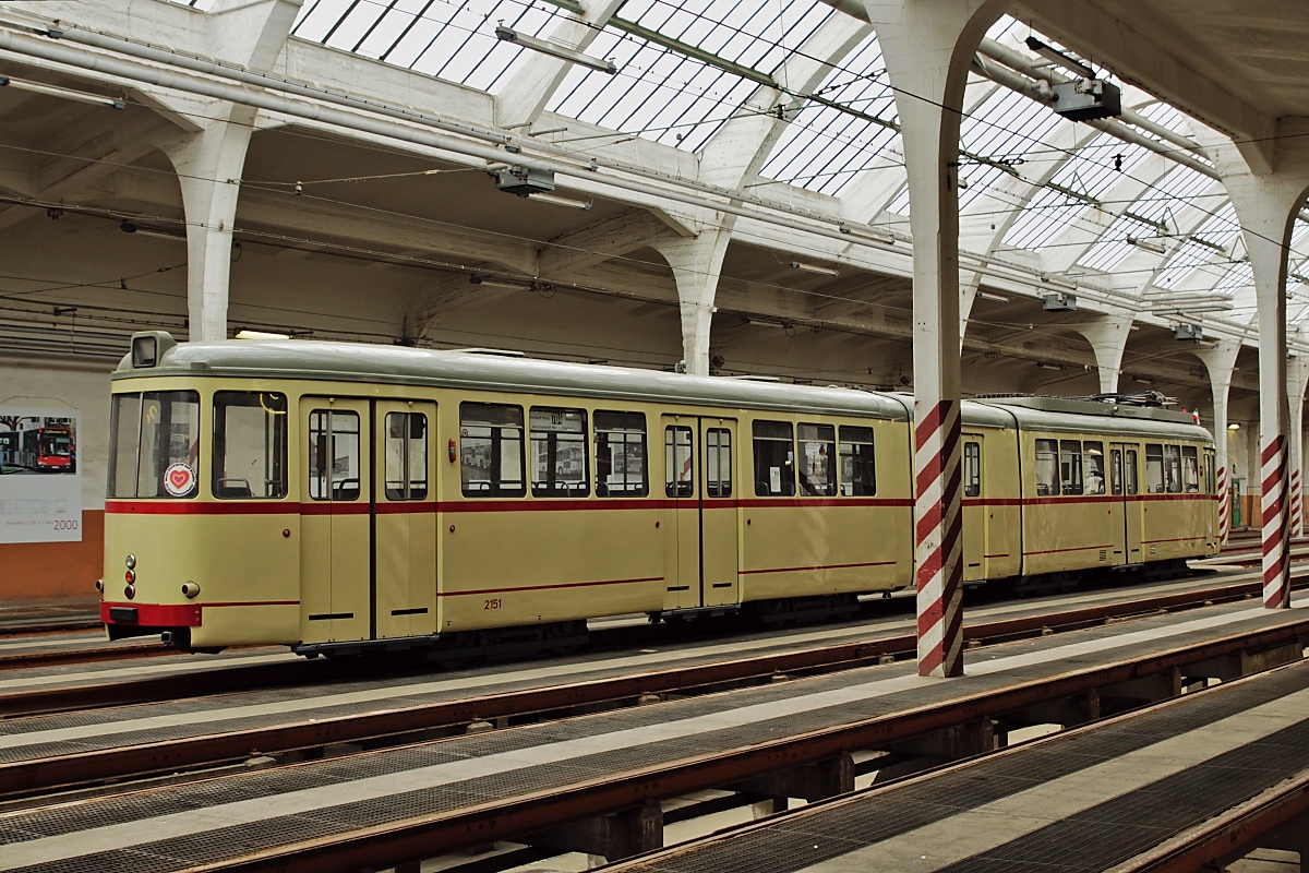 Zu den Fahrzeugen, die zum  Tag des offenen Denkmals  am 08.09.2019 im ehemaligen Rheinbahn-Betriebshof  Am Steinberg  ausgestellt wurden, zählte auch der Triebwagen 2151, der 1966 aus je einem vierachsigen Trieb- und Beiwagen unter Zufügung eines schwebenden Mittelteils hergestellt wurde. Wegen seiner für die damalige Zeit großen Länge von 27,77 m erhielt er (als einziges Rheinbahn-Fahrzeug übrigens) einen Spitznamen:  Queen Mary .