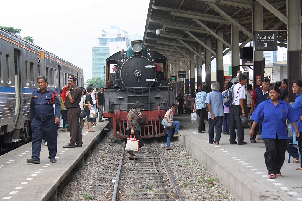 Zu Filmaufnahmen eines thailändischen Fernsehsenders stand am 31.Mai 2013 die SRT 715 (ex JNR C56.17, 1'C-h2, Nippon Sharyo, Bauj. 1935, Fab.Nr. 374) im Bf. Thon Buri unter Dampf. 


