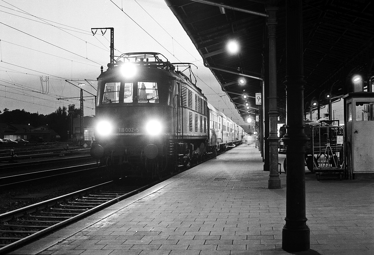 Zu frher Morgenstunde steht 118 002 im September 1983 in Regensburg Hbf bereit.