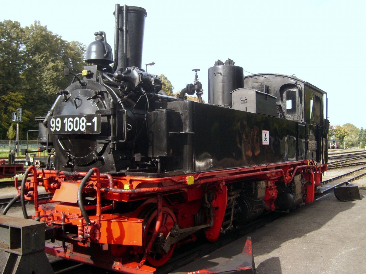 Zu Gast auf der Insel Rgen war im Oktober 2013 die 99 1608-1
Vom 11.bis 13.10. war sie mit verschiedenen Zgen auf der Strecke zwischen Putbus und Ghren unterwegs.
Diese Aufnahme entstand bereits am 5.10. im Bahnhof von Putbus.