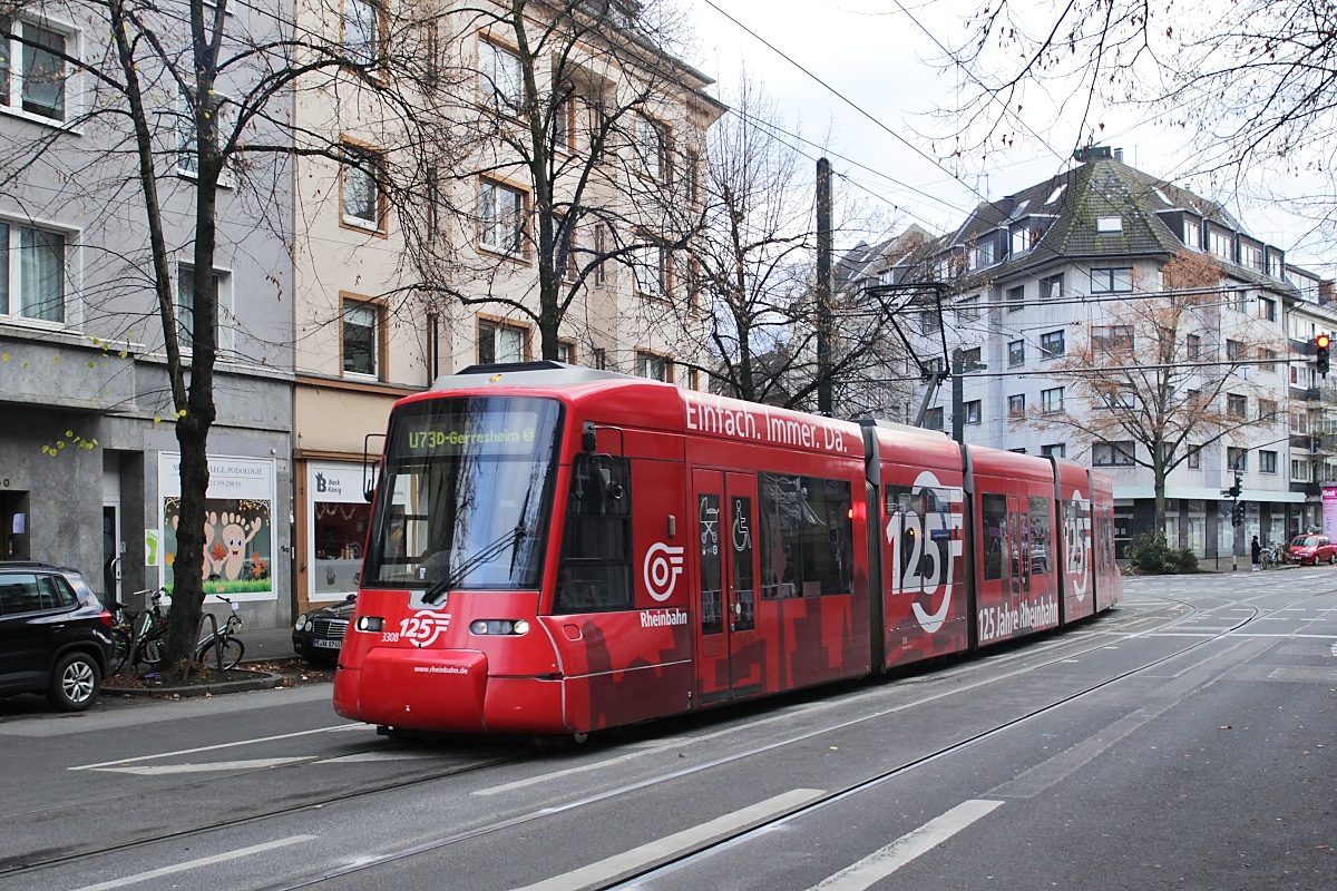 Zu ihrem 125-jährigen Jubiläum spendierte die Rheinbahn 4 Triebwagen und 2 Bussen eine Sonderbeklebung. Der so umgestaltete NF8U 3308 kommt am 14.11.2021 am Karolingerplatz an.
