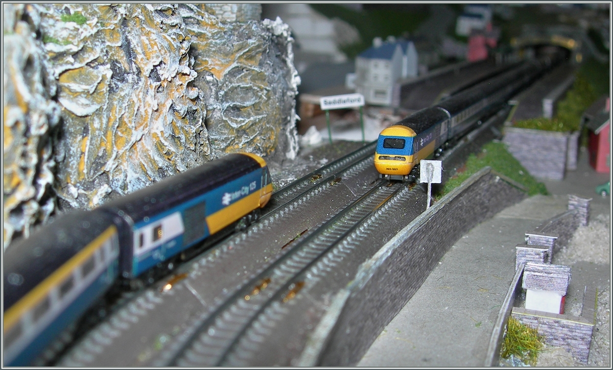 Zu kurze Bahnsteige! Nicht nur bei der Modellbahn, sondern auch beim Vorbild, wie ich  kürzlich gesehen habe. Um so wichtiger, dass der Zug punktgenau hält, damit die in Saddleford aussteigenden Fahrgäste den Wagen A und B rechtzeitig informiert, sich in den hintern Zugsteil begeben können.
27. Mai 2014