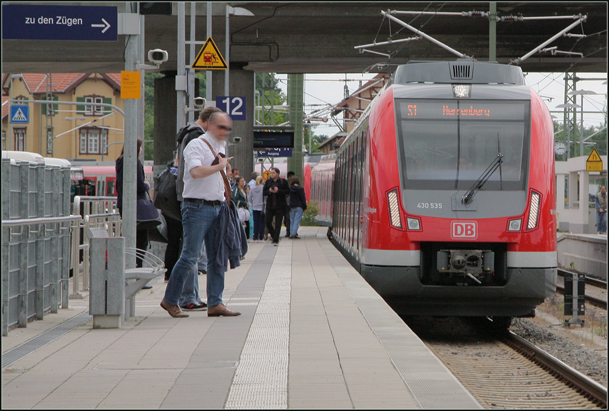 Zu meiner ersten Fahrt -

... mit einem S-Bahnzug der Baureihe 430 fährt dieser Zug in den Bahnhof Wendlingen (Neckar) ein.

28.06.2013 (M)