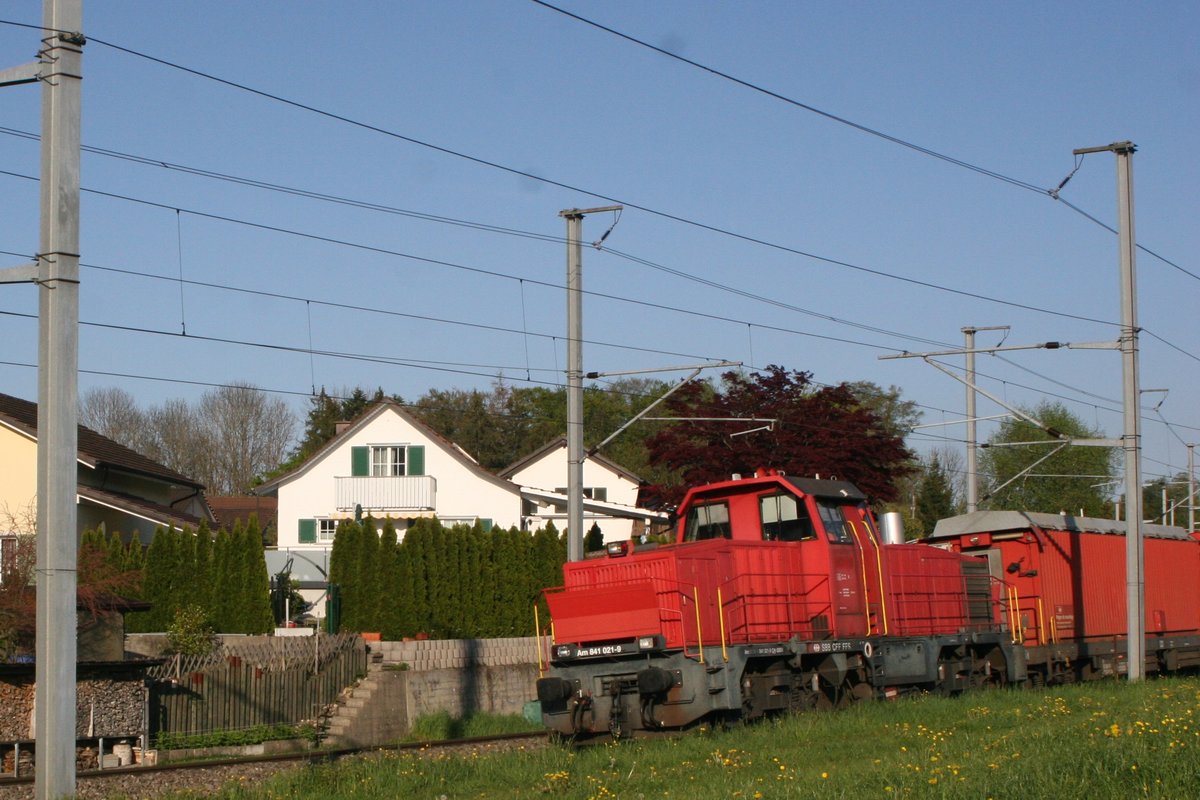 Zu meiner Überraschung war an diesem Mittwoch die Am 841 021 mit dem Hilfszug unterwegs. Auf diesem Bild legt sie sich in die Kurve Richtung Bahnhof Uzwil.

Uzwil, 01.05.2019
