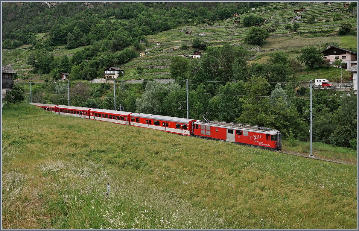 Zu meiner Überraschung wurde der R 328 von Zermatt nach Fiesch, hier bei Milachru, vom Deh 4/4 22 geführt. 


14. Juni 2019