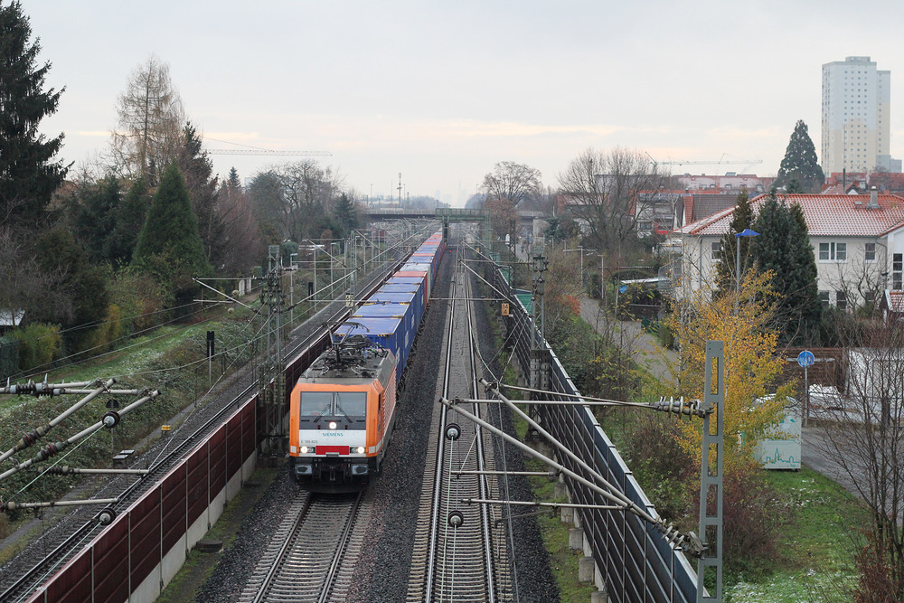 Zu morgendlicher Stunde durchfährt Locon 189 820 mit einem Containerzug die hessische Gemeinde Langen.
Aufnahmedatum: 23.11.2015