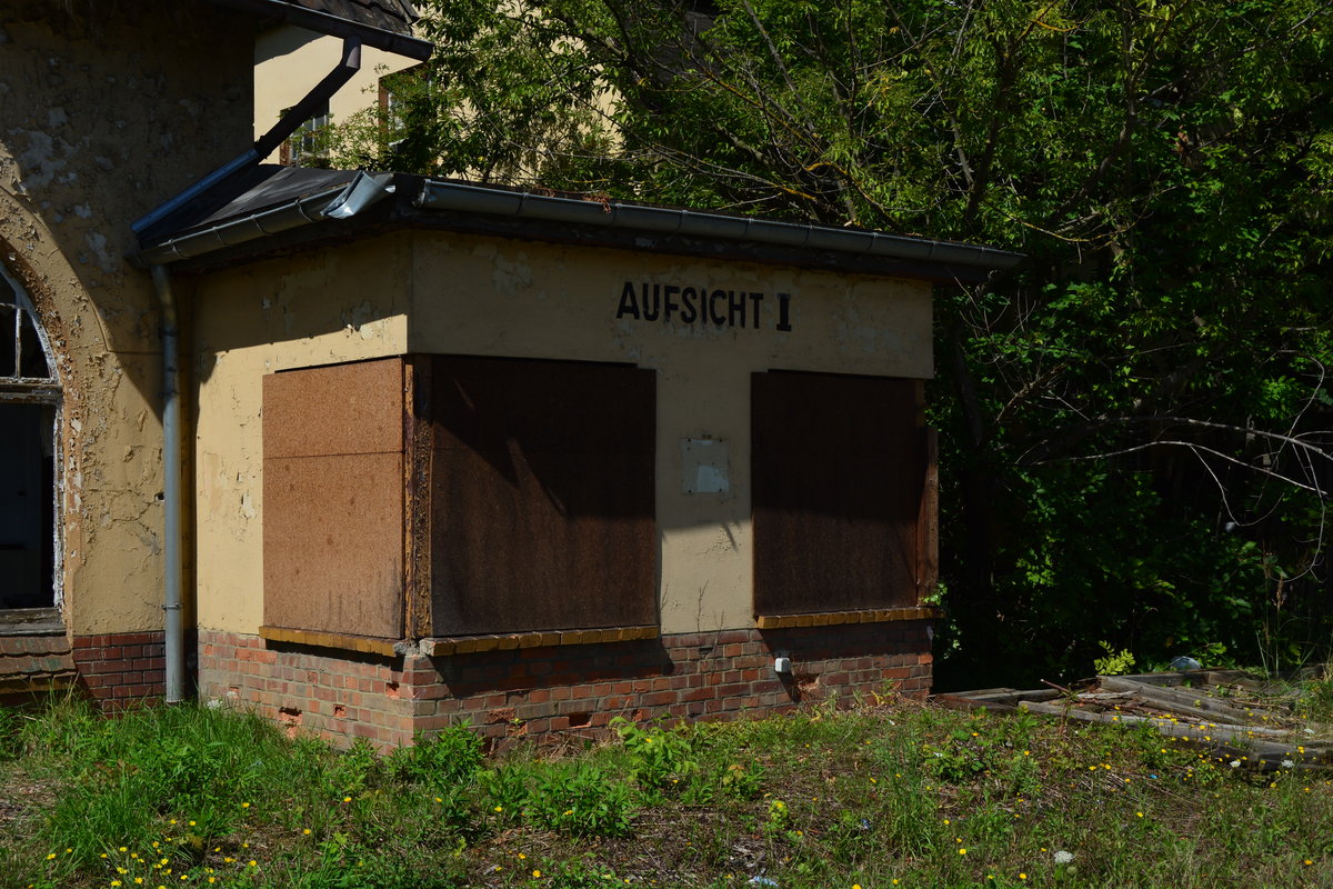 Zu Reichsbahnzeiten war Blankenburg ein Knotenpunkt und hatte auch mehrere besetzte Gebäude. Hier sieht man das ehemalige Dienstzimmer der eersten Aufsicht vom bahnhof Blankenburg. Heute ist das große Eingangsgebäude verkauft und die Nebengebäude werden sich selbst überlassen. 

Blankenburg 05.08.2017