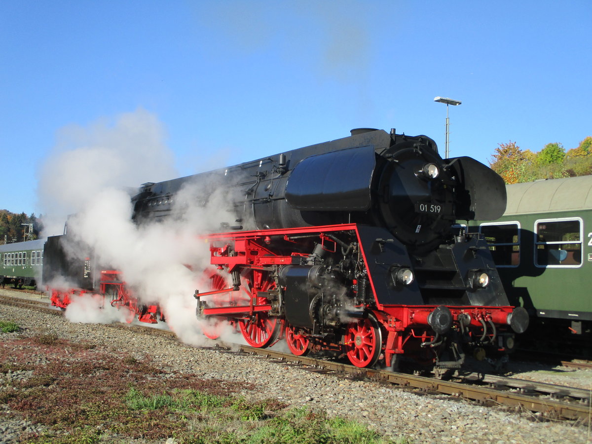 Zu den Rottweiler Dampf Tage am 13.10.2018 wahr auch die Vereins Eigene Dampflok 01 519 unter Dampf, Hier verläst sie gerade das BW Rottweil und Rangiert zu ihrem Zug. 