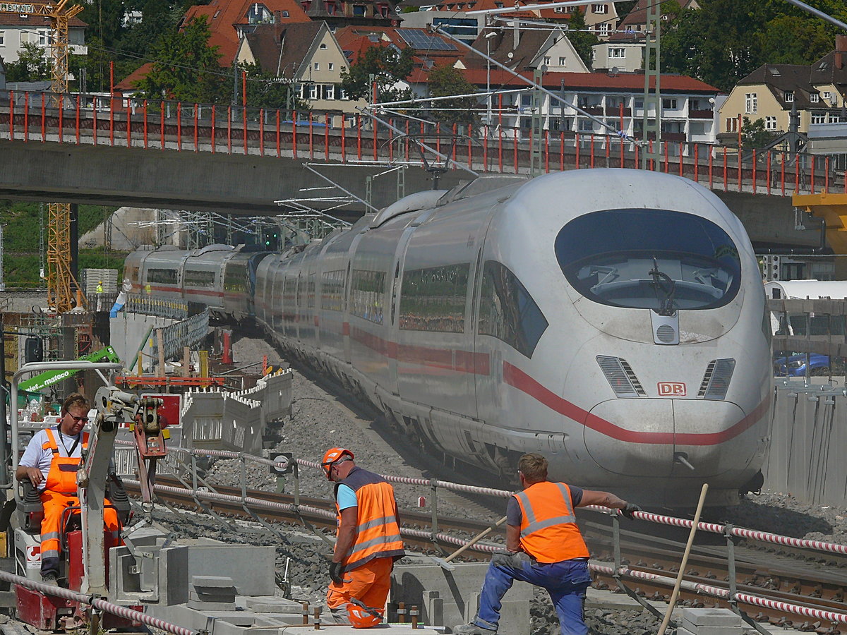 Zu sehen ist ein 403 und weiter vorne 403 514  Der kleine ICE  welche zusammen am 22.8.19 auf dem Weg nach Dortmund waren. Außerdem sieht man Bauarbeiter welche Gleise für die Zufahrt zur Neubaustrecke Stuttgart-Ulm verlegen.