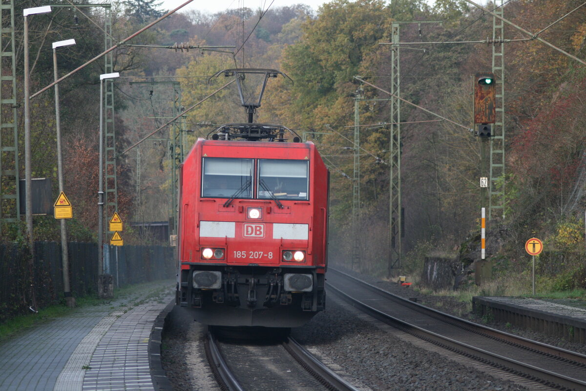 Zu sehen ist das Führende Tfz 185 207-8 folgend von Hochbordwagen und der geführten 185 383. Dieses Bild nahm ich auch am 14.11.2020 am Haltepunkt Friedelhausen (bei Lollar) auf.