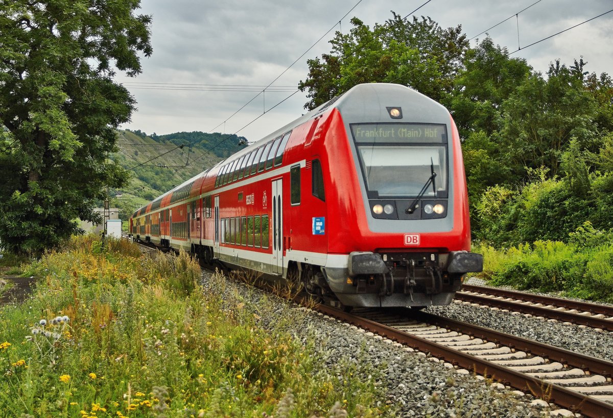 Zu sehen ist hier ein RE der von Würzburg/M. kommt und auf dem Weg nach Frankfurt/M. Hbf. ist, abgelichtet wurde er am 09.08.16 bei Gambach.