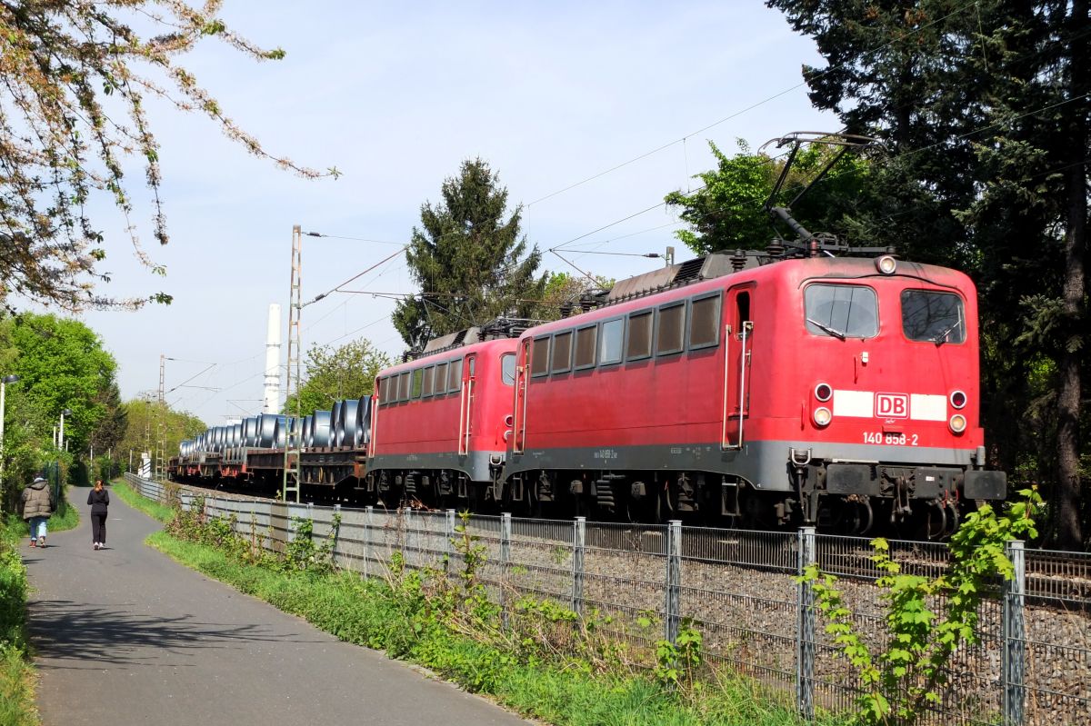 Zu sehen sind 140 858 und eine weitere 140er mit einem Stahlzug auf der linken Rheinstrecke (KBS 470). Die Aufnahme entstand am 17.04.2014 zwischen Bonn hbf und Bonn-Bad Godesberg.