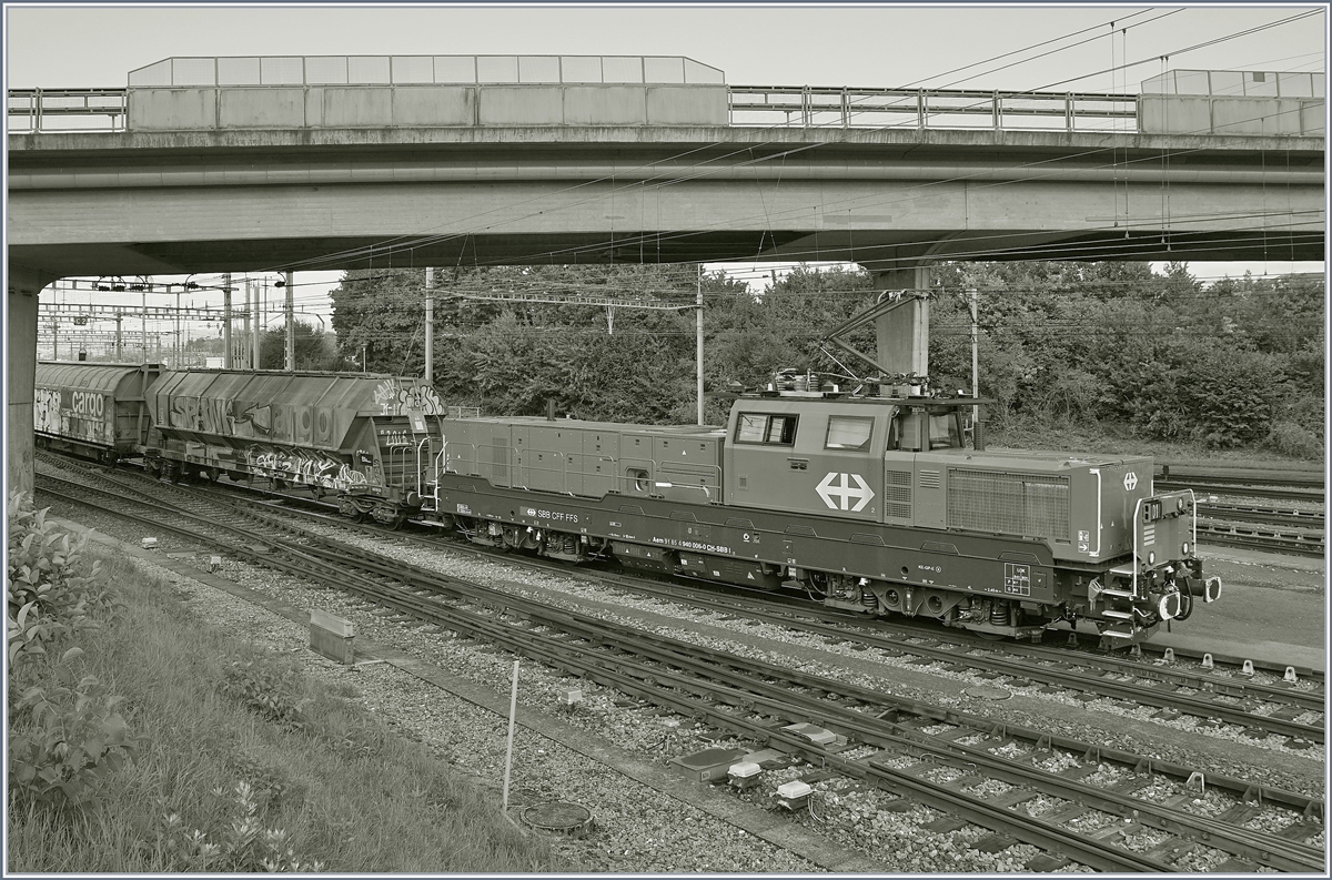 Zu spät, statt der Ee 6/6 steht bereits die SBB Aem 940 006 (91 85 4 940 006-0 CH SBBI) im Einsatz am Ablaufberg in Lausanne Triage. 

2. Sept. 2020