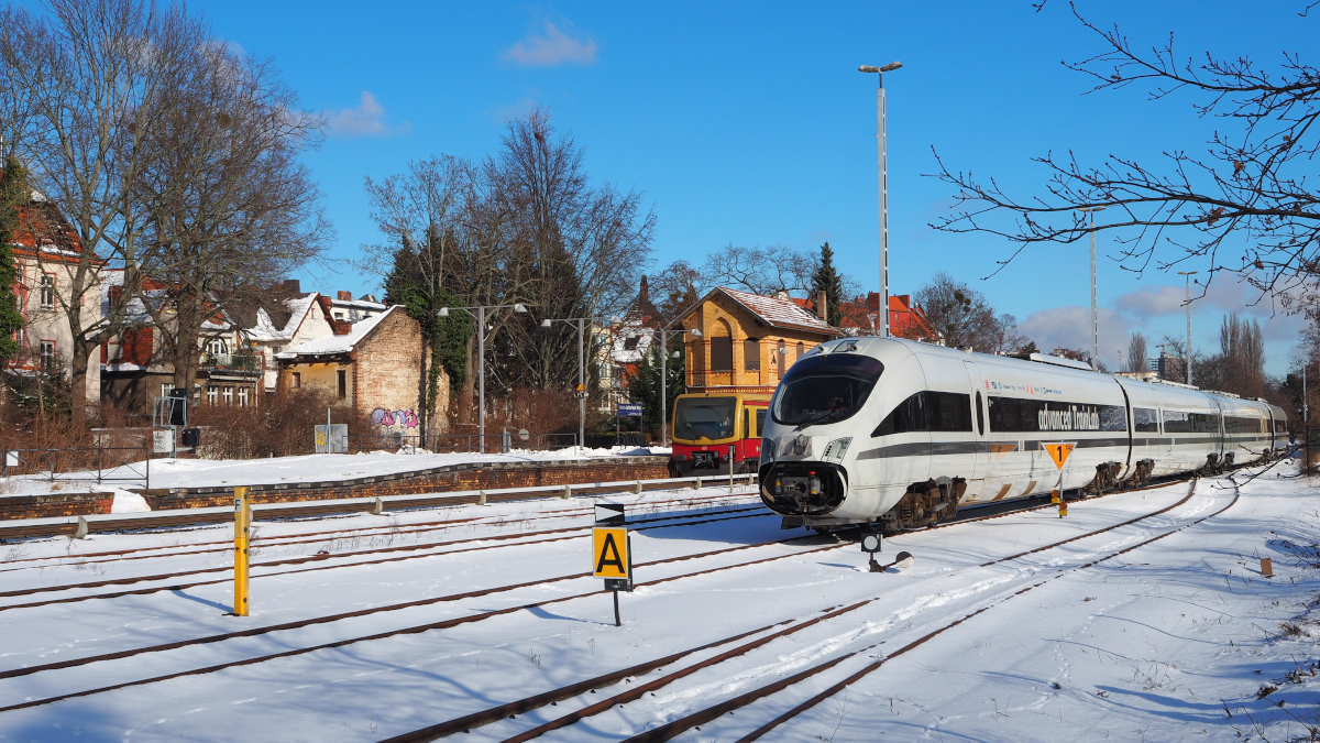 Zu Testzwecken der Sensorik/neuen Technologien war auf der „Goerzbahn“ in Berlin Steglitz-Zehlendorf das DB „Advanced TrainLab“ (BR 605) insgesamt wohl 3x unterwegs, je hin und zurück. Die „AG Märkische Kleinbahn e.V.“ freute sich entsprechend über den Besuch in ihrem Heimatbahnhof Schönow. Der Zug kam über B-Wannsee nach Lichterfelde-West und machte dort Kopf, um auf die Goerzbahn abzubiegen.

Die erste Tour wurde am 10.2.2021 spätnachmittags unternommen, die zweite und dritte am 12.2.2021 vormittags/mittags. Die Lokalpresse (Print/TV) berichtete entsprechend. Zum Glück hatte es vorher geschneit und die daraus entstandenen Bilder sind wohl so schnell nicht reproduzierbar.

Wegen des guten Wetters am 12.2. war ein reger Auflauf der Fotographen, aber auch die Bevölkerung vor Ort zückte das Handy beim Spaziergang, um diesen ungewöhnlichen Besuch auf dieser ungewöhnlichen Bahnstrecke festzuhalten.

Aus einem RBB-Bericht: „Eine Besonderheit der Strecke sei die große Zahl an Bahnübergängen: Es gibt rund 40 Stellen, an denen Autoverkehr die Schienen queren kann.“

Hier verlässt der Zug Berlin Lichterfelde-West nach erfolgtem Kopfmachen Richtung Goerzbahn. Im Hintergrund noch der S-Bahnhof selbst.

Berlin, der 12.2.2021
