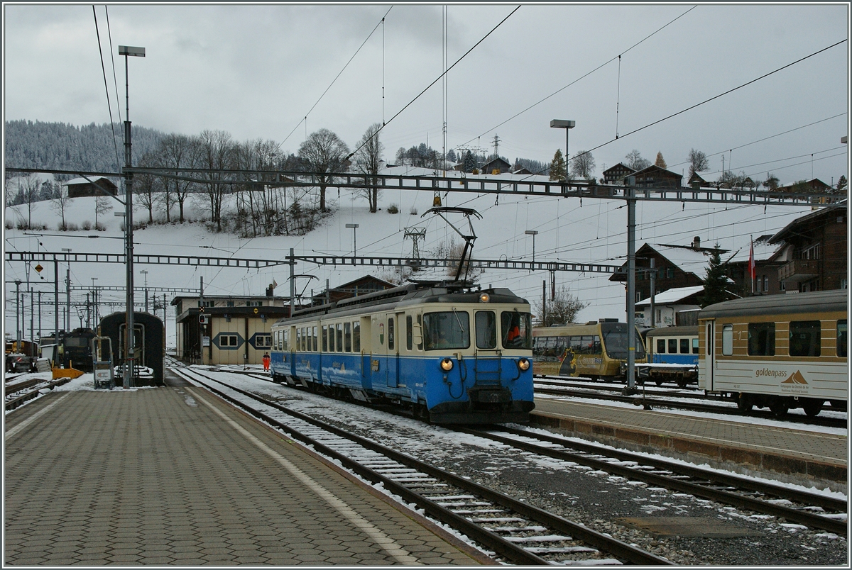 Zu unserer Freude war im regionalzugsumlauf 2417/2418 (Zweisimmen - Saanen - Zweisimmen) der ABDe 8/8 4002 VAUD (statt eines Lenker-Pendels) eingeteilt. Hier erreicht der ABDe 8/8 4002 als 2418 Zweisimmmen. 24. Nov. 2013