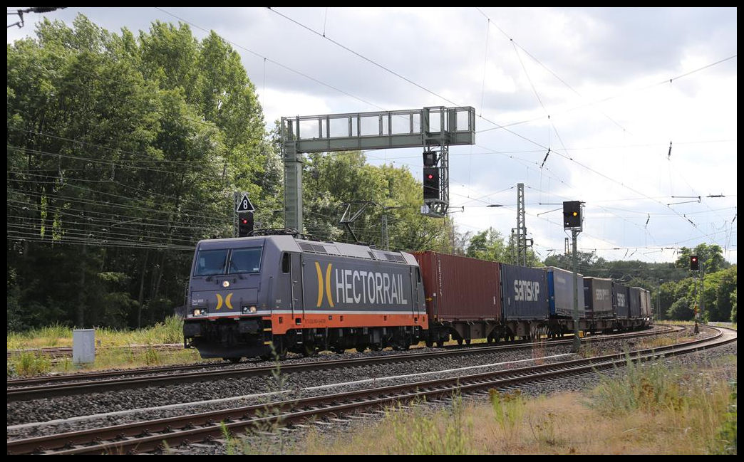 Zu den wenigen am Sonntag nachmittag des 13.7.2019 verkehrenden Güterzügen auf der Rollbahn gehörte dieser Containerzug mit Hectorrail Lok 241003. Um 17.05 Uhr erreicht her hier in Richtung Norden fahrend den Bahnhof Hasbergen.