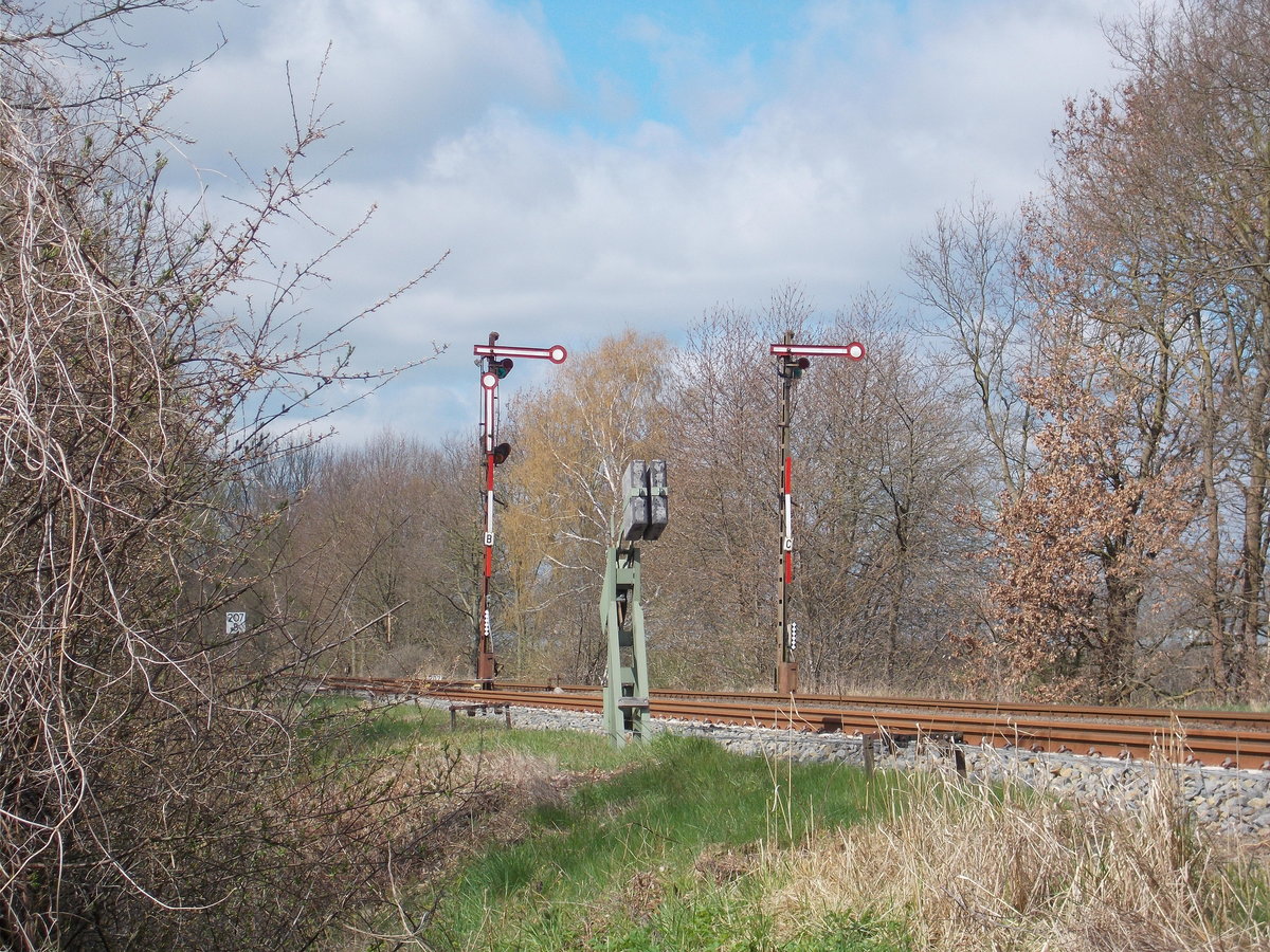 Zu den wenigen Bahnhöfen in Mecklenburg Vorpommern zählt Sponholz wo noch die guten,alten Formsignale ihren Dienst leisten.Hier fotografierte ich die Ausfahrsignale Richtung Neubrandenburg am 17.April 2016.